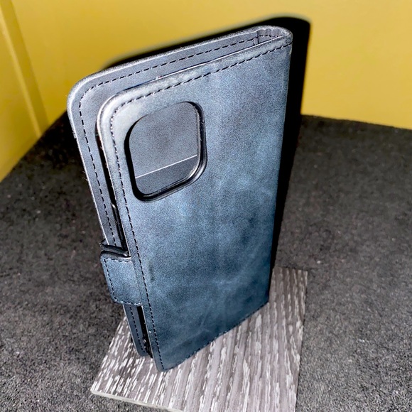 iPhone 11 Pro case never used, great condition. - Picture 4 of 5